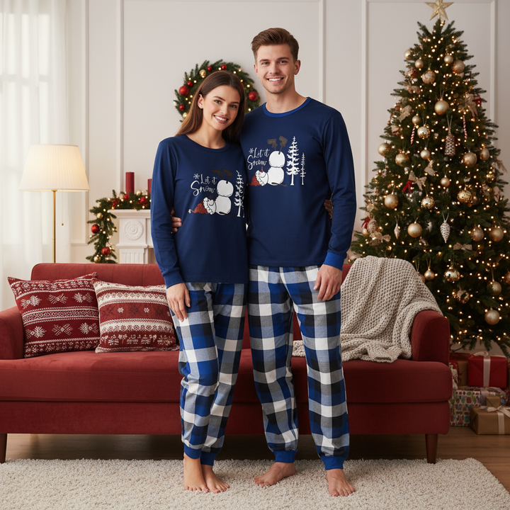 Drune | Paar passende blaue und weiße karierten Pyjamas mit "Let it Snow" Text und bedrucktem Schneemann