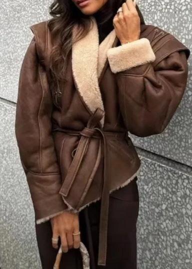 Drune | Wildleder Wickeljacke mit Fellbesatz