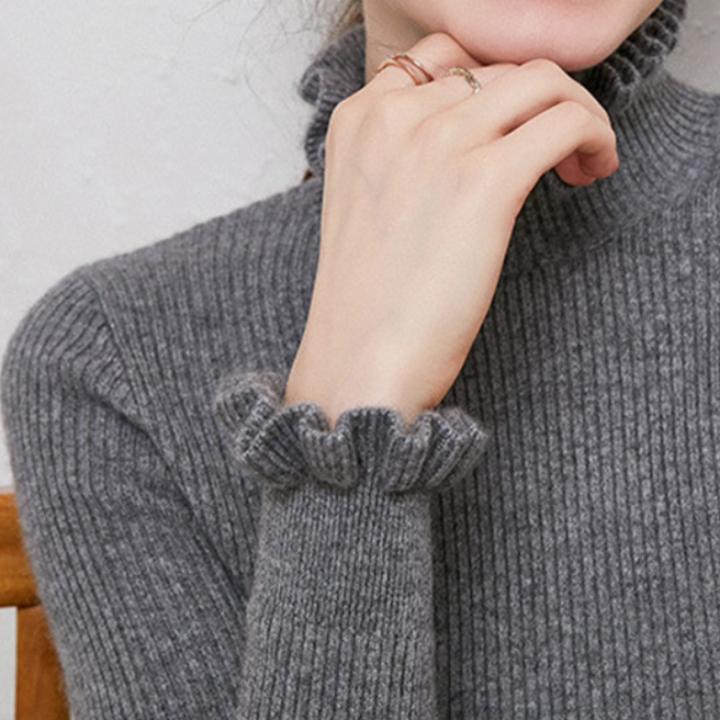 Drune | Rollkragenpullover mit femininen Rüschendetails