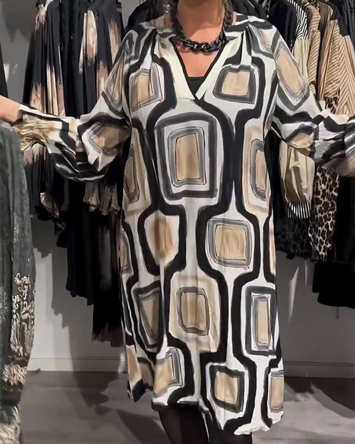 Drune | Kleid mit V-Ausschnitt und Geometrischem Print