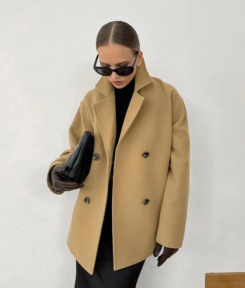 Drune | elegante braune Wolljacke mit doppelter Knopfreihe, halblang