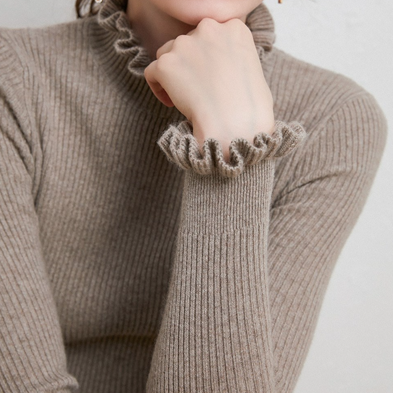 Drune | Rollkragenpullover mit femininen Rüschendetails