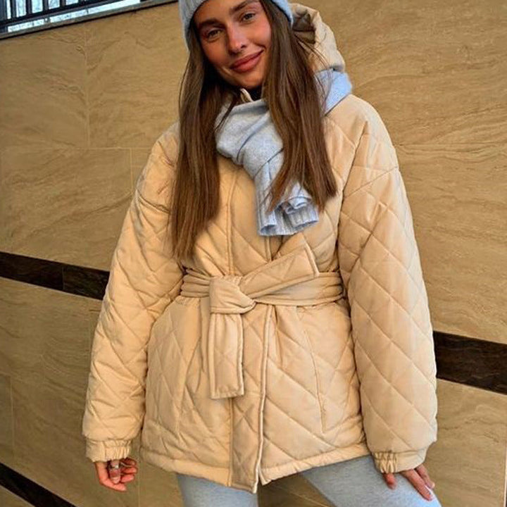 Drune | Kurze Gestepfte Jacke mit Gürtel Kapuze und Komfort Winterbereit