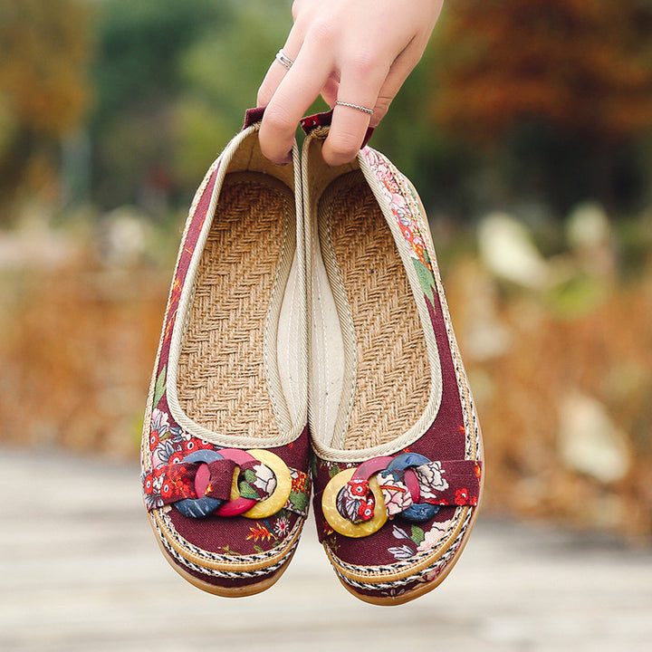 Damen nan floraler Textil-Slipper mit niedrigem Keilabsatz, dekorativer Ringapplikation und gepolstertem Komfortfußbett Drune