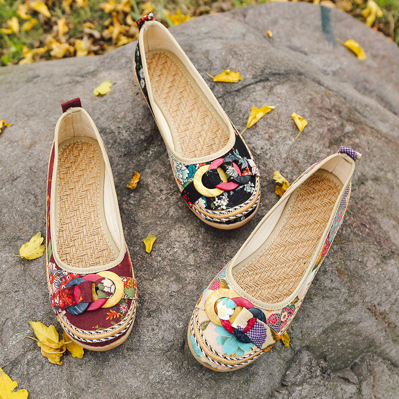 Damen nan floraler Textil-Slipper mit niedrigem Keilabsatz, dekorativer Ringapplikation und gepolstertem Komfortfußbett Drune