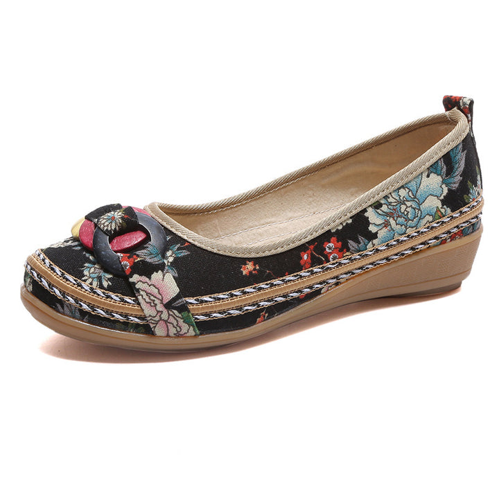 Damen nan floraler Textil-Slipper mit niedrigem Keilabsatz, dekorativer Ringapplikation und gepolstertem Komfortfußbett Drune