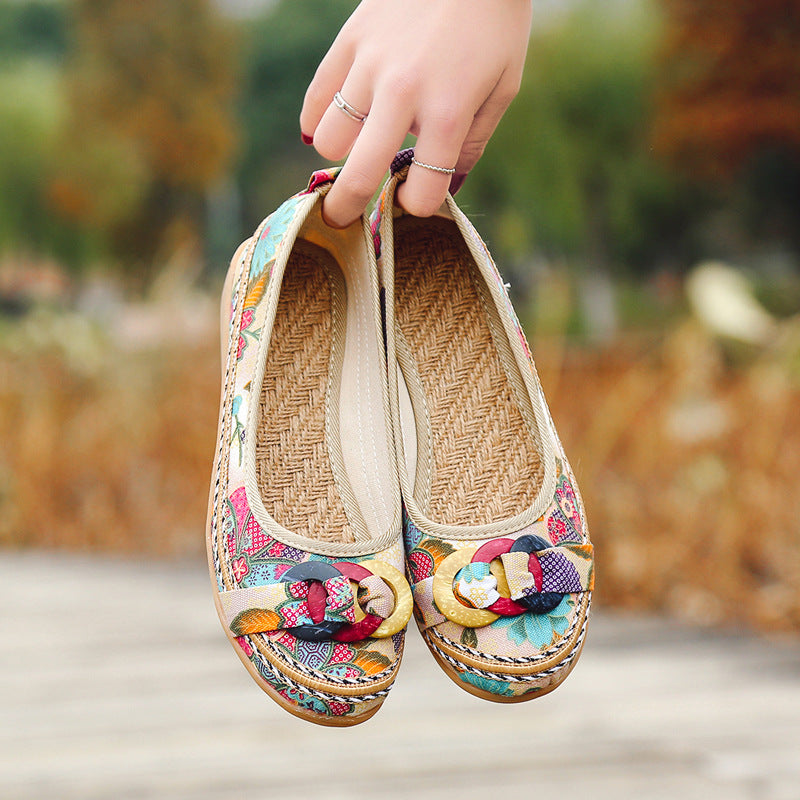 Damen nan floraler Textil-Slipper mit niedrigem Keilabsatz, dekorativer Ringapplikation und gepolstertem Komfortfußbett Drune