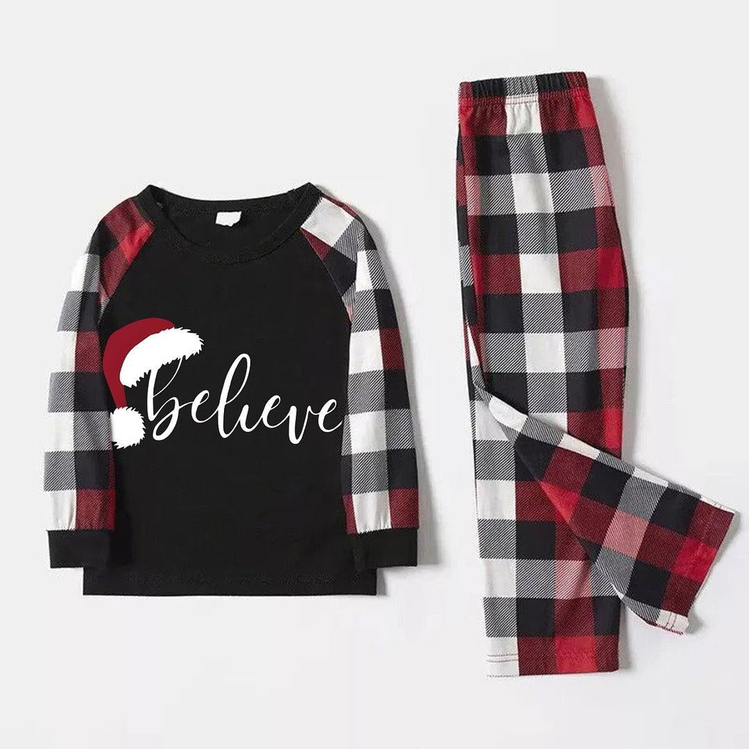 Drune | Weihnachtsmütze und 'Believe' Buchstabenprint gemusterte Karo-Ärmel Kontrastoberteile und rote & schwarze & weiße Karohosen Familien-Pyjama-Set mit Hundebandana