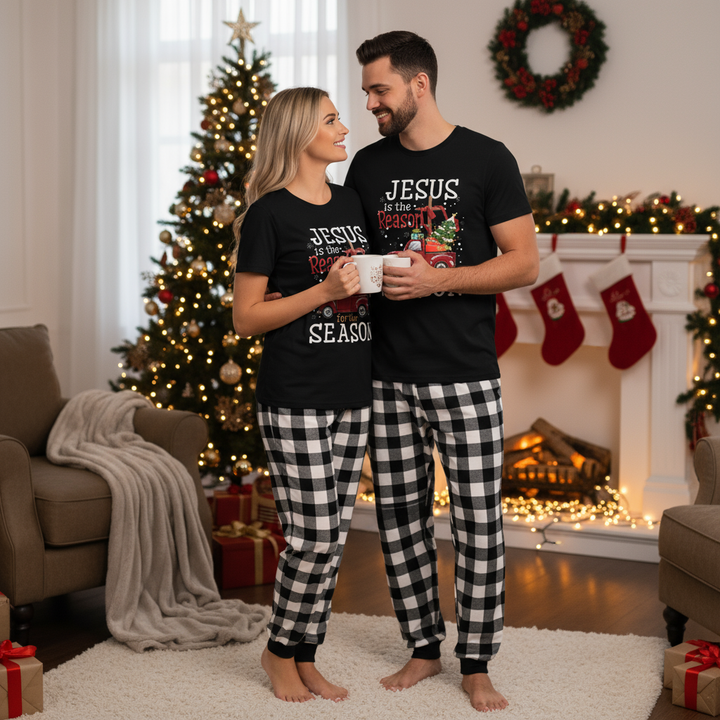 Drune | Paar Schwarz und Weiß Karierter Weihnachten Kurzarm Pyjama Set Mit "Jesus ist der Grund für die Saison" Textdruck