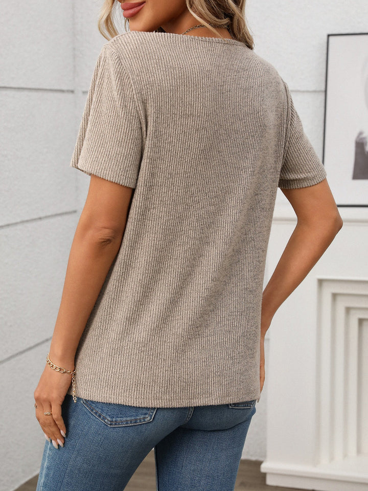 Drune | Geripptes V-Ausschnitt Kurzarm T-Shirt