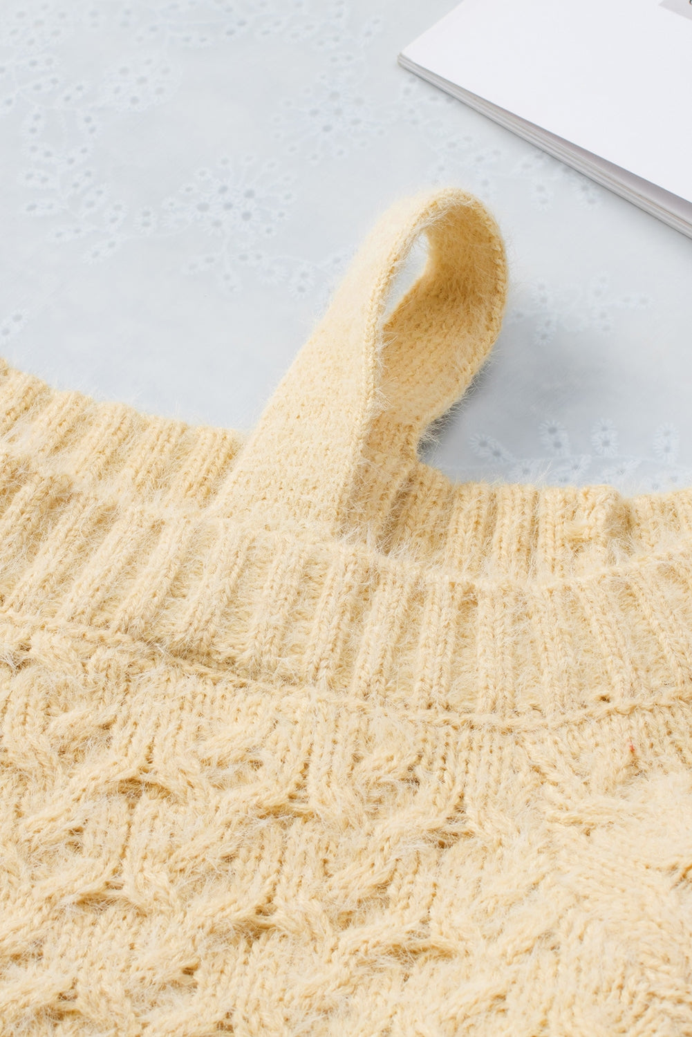 Drune | Aprikosenfarbener asymmetrischer Ausschnitt Pullover mit kalten Schultern und Wimpern
