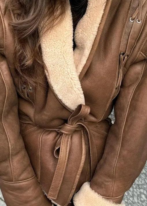 Drune | Wildleder Wickeljacke mit Fellbesatz