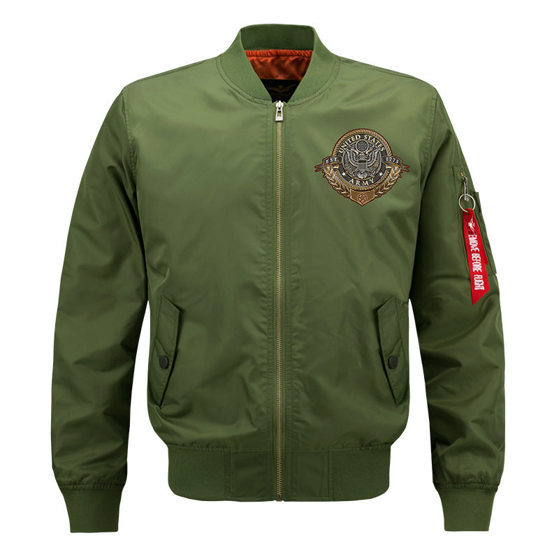 Männliche  von der Luftfahrt inspirierte Bomberjacke mit Vorderreißverschluss, gesticktem Wappen und charakteristischem Ärmelschild Drune