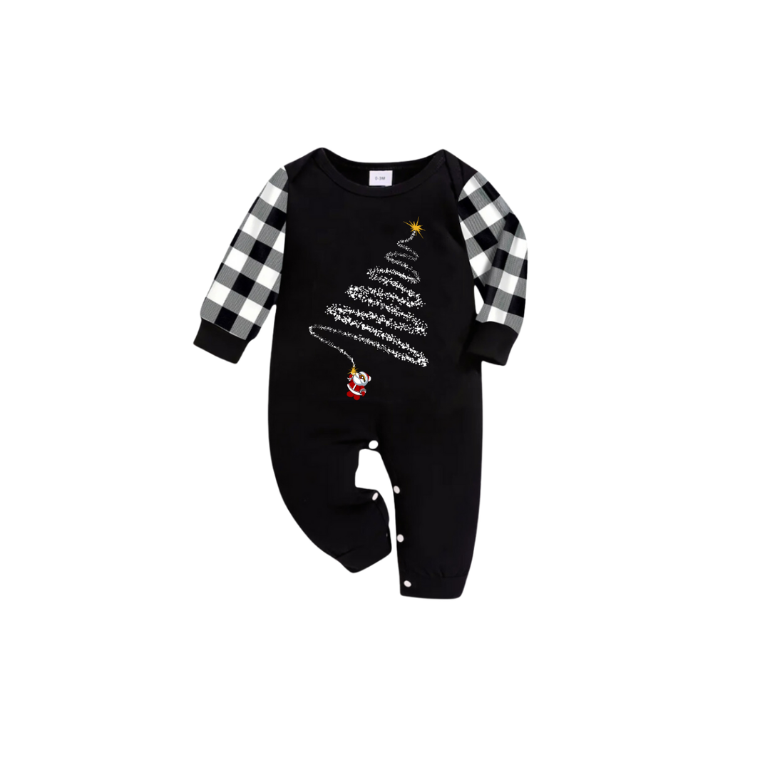 Drune | Santa Climbing Christmas Tree Familie Pyjama Set - Schwarzes Oberteil Schwarze und Weiße Karohose Weißer Baum Grafik