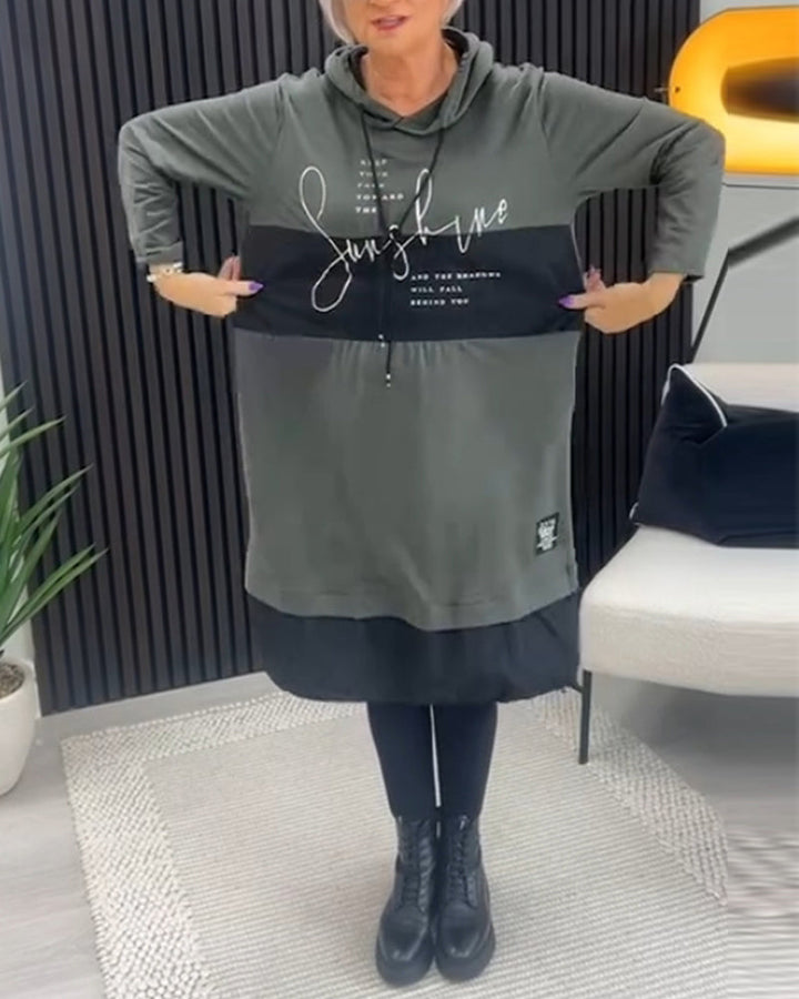 Drune | Kleid mit Kapuze und Buchstaben Print in Farbblock Optik