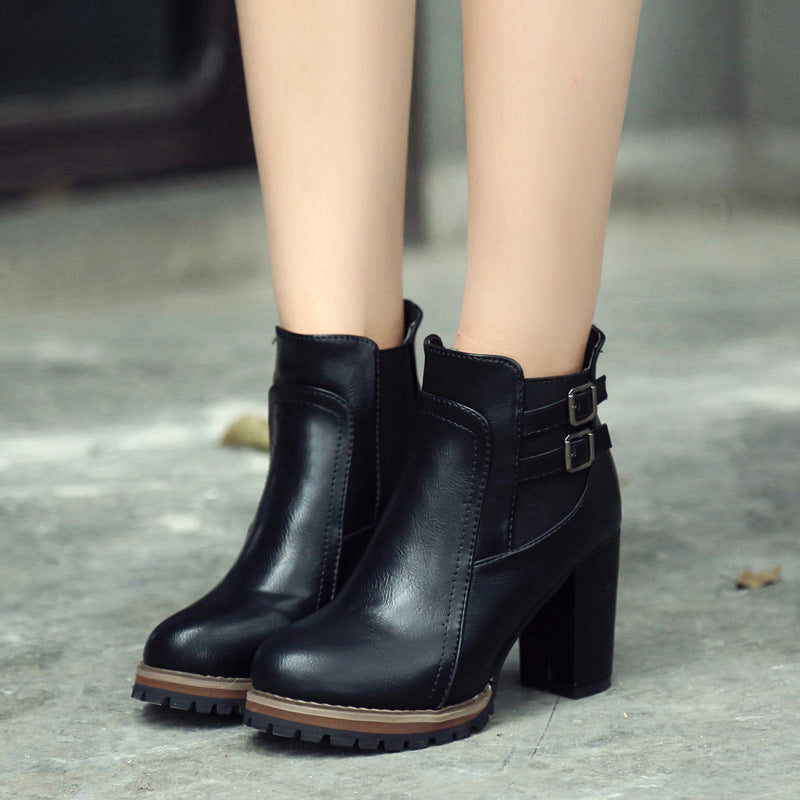 Damen nan elegante Plateau-Stiefelette mit robuster Profilsohle, hohem Blockabsatz und doppeltem Schnallenriemen Drune