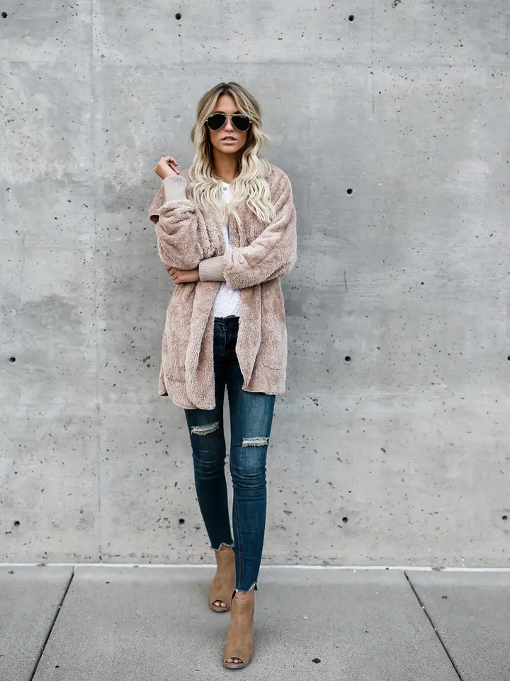 Flauschige Jacke mit Kapuze
