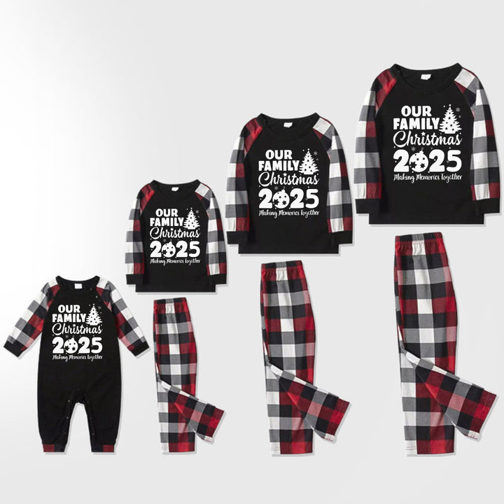 Drune | Weihnachtsbaum & "2025 Gemeinsam Erinnerungen Schaffen" Gemusterte Karo Ärmel Kontrast Tops und Rot & Schwarz & Weiß Karo Hosen Familie Passende Schlafanzug Set Mit Hund Bandana