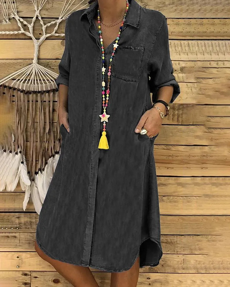 Drune | Jeans Midi-Kleid mit Umgeschlagenen Ärmeln und Brusttasche.