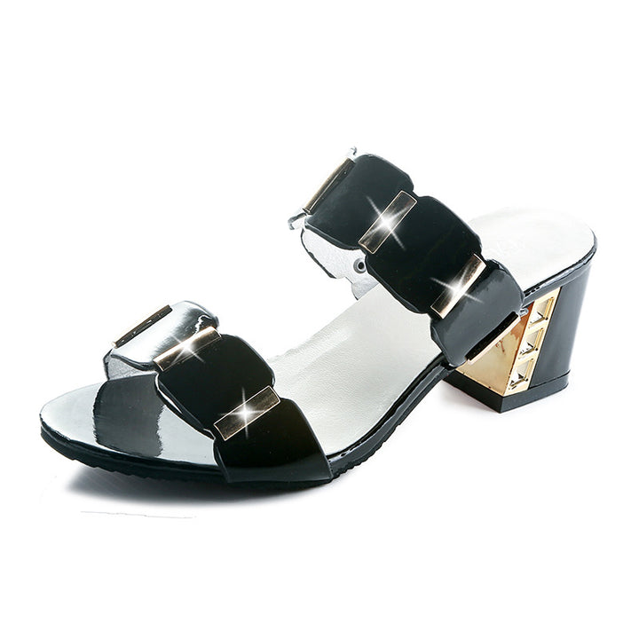 Damen nan zweiriemige Lack-Pantolette mit Goldapplikation und mittelhohem Blockabsatz Drune