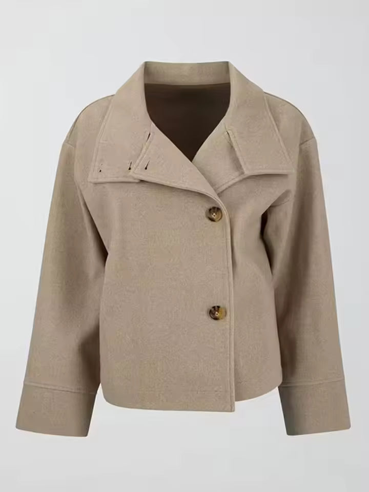 Drune | Kurzjacke - Hoher Kragen mit asymmetrischem Knopfverschluss