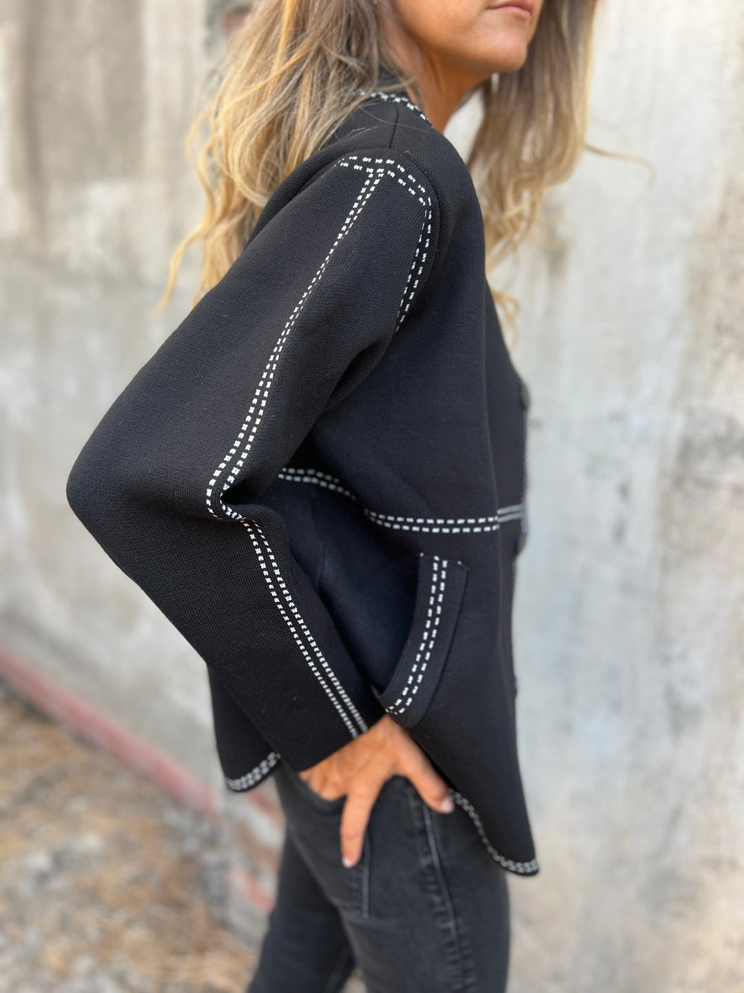Drune | Kurze Jacke mit Kontrastnähten Rundhals Strukturiert und Elegant