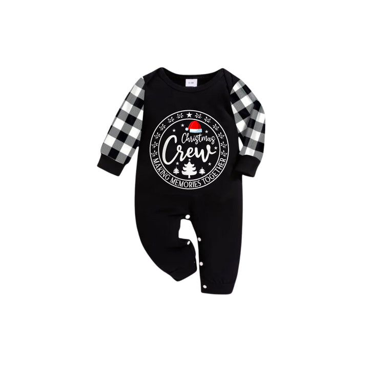 Drune | Schwarz-weiß kariertes Kurzarm-Weihnachtsfamilien-Pyjama-Set mit Weihnachtsmannmütze und "Christmas Crew Making Memories Together"-Druck