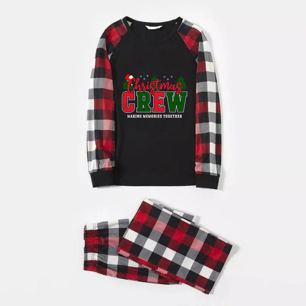 Drune | Weihnachtsfamilienpassende Pyjamas - Rote und graue Karopajamas mit dem Schriftzug “Christmas Crew Making Memories Together” in künstlerischer Schrift