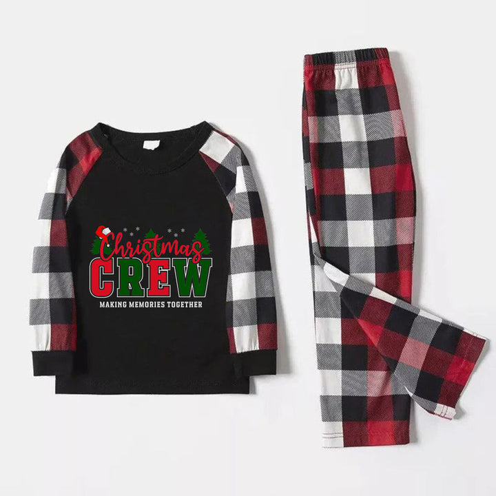 Drune | Weihnachtsfamilienpassende Pyjamas - Rote und graue Karopajamas mit dem Schriftzug “Christmas Crew Making Memories Together” in künstlerischer Schrift