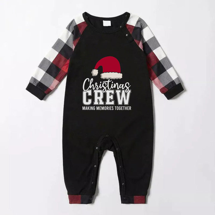 Drune | Weihnachtsfamilien-Pyjama-Paare - Rote und graue karierte Pjs mit Weihnachtsmannmütze und Druck "Weihnachtscrew macht gemeinsam Erinnerungen"