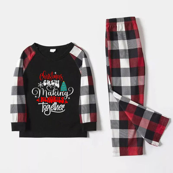 Drune | Weihnachtsfamilienpassende Pyjamas - Roter und grauer kariert Pjs Satz mit "Christmas Crew Making Memories Together" künstlerischer Schriftzugdruck