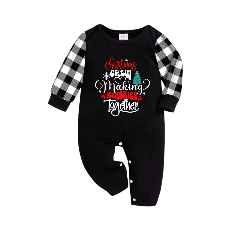 Drune | Schwarz-weiß kariertes Weihnachts-Pyjama-Set mit buntem Textdruck "Weihnachtscrew macht gemeinsam Erinnerungen"