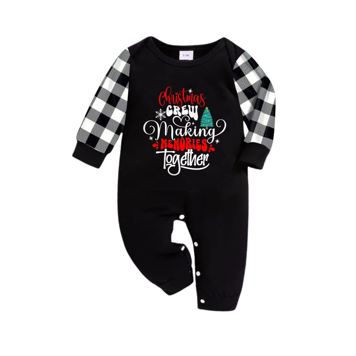 Drune | Schwarz-weiß kariertes Weihnachts-Pyjama-Set mit buntem Textdruck "Weihnachtscrew macht gemeinsam Erinnerungen"