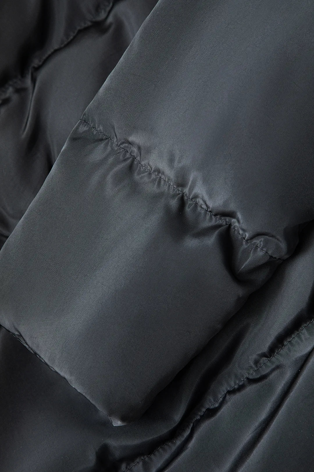 Drune | Schwarze Stehkragen Cut Out Pufferjacke