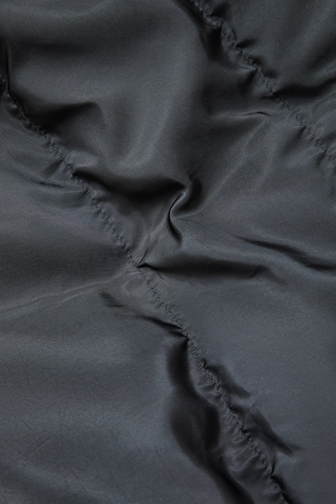 Drune | Schwarze Stehkragen Cut Out Pufferjacke