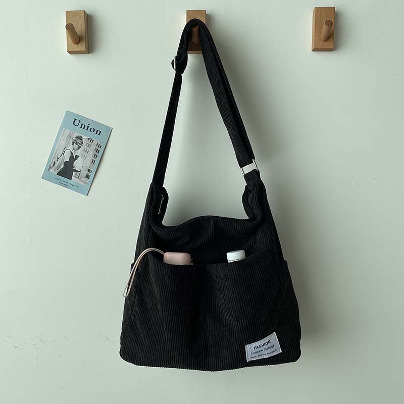 Drune | Weite Corduroy Schultertasche