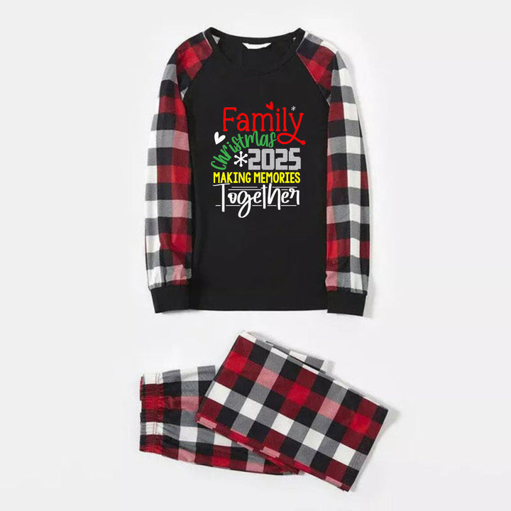Drune | Weihnachtsfamilien-Matchende Pyjamas - Rote und graue Karierte Pjs mit "Familienweihnachten 2025 gemeinsam Erinnerungen schaffen" Bunter Slogan Druck