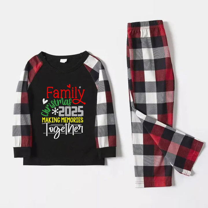 Drune | Weihnachtsfamilien-Matchende Pyjamas - Rote und graue Karierte Pjs mit "Familienweihnachten 2025 gemeinsam Erinnerungen schaffen" Bunter Slogan Druck