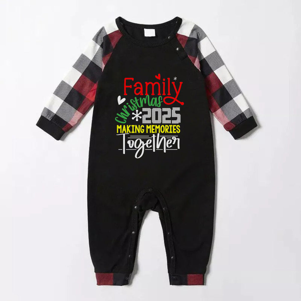 Drune | Weihnachtsfamilien-Matchende Pyjamas - Rote und graue Karierte Pjs mit "Familienweihnachten 2025 gemeinsam Erinnerungen schaffen" Bunter Slogan Druck