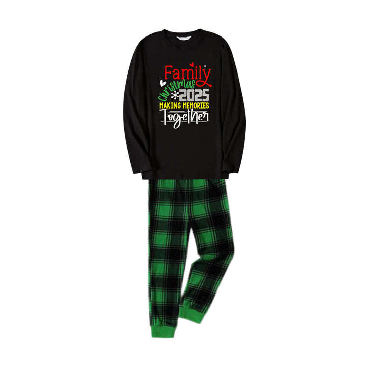 Drune | Weihnachtsfamilienpassende Pyjamas - Schwarzes Oberteil und grüne Karohosen Pjs Set mit "Familienweihnachten 2025 Erinnerungen gemeinsam schaffen" Slogan-Druck