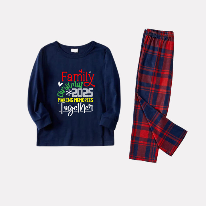 Drune | Weihnachtsfamilien-Pyjama-Set mit passendem Design - Navy & Rot Karierte PJs mit dem Slogan "Familienweihnachten 2025 Erinnerungen gemeinsam schaffen"