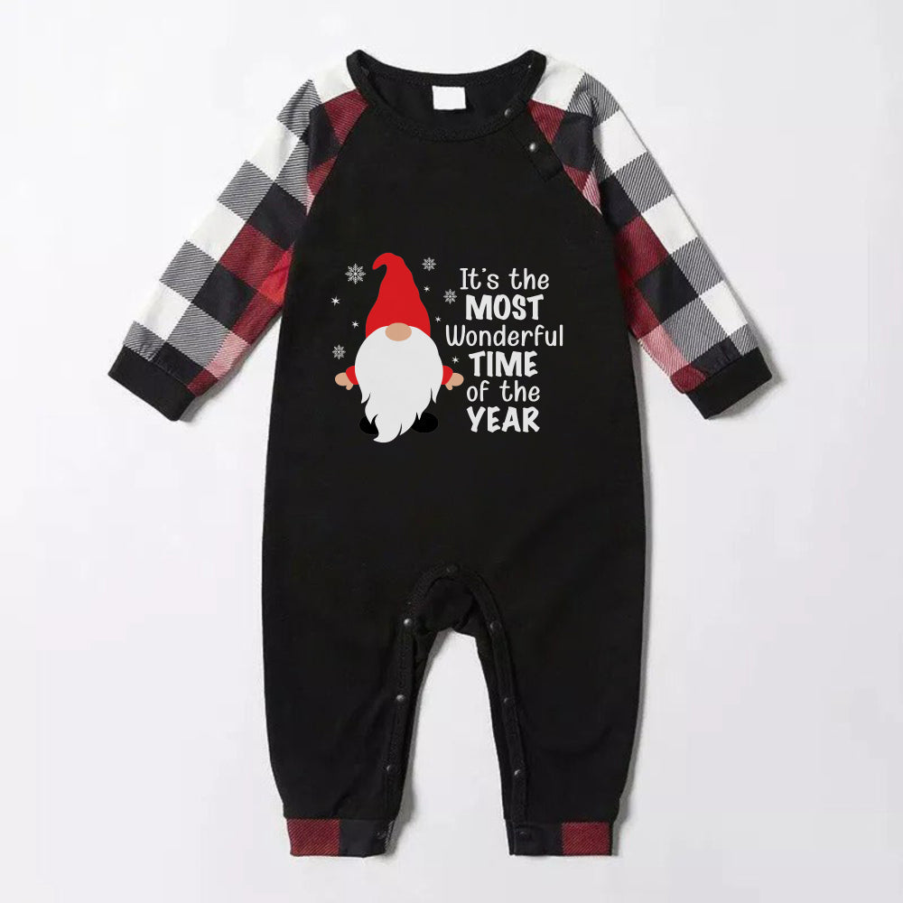 Drune | Weihnachtsfamilien-Matching-Pyjamas - Roter und grauer Karostoff-Pyjama-Satz mit "Es ist die schönste Zeit des Jahres" und Zwergenprint