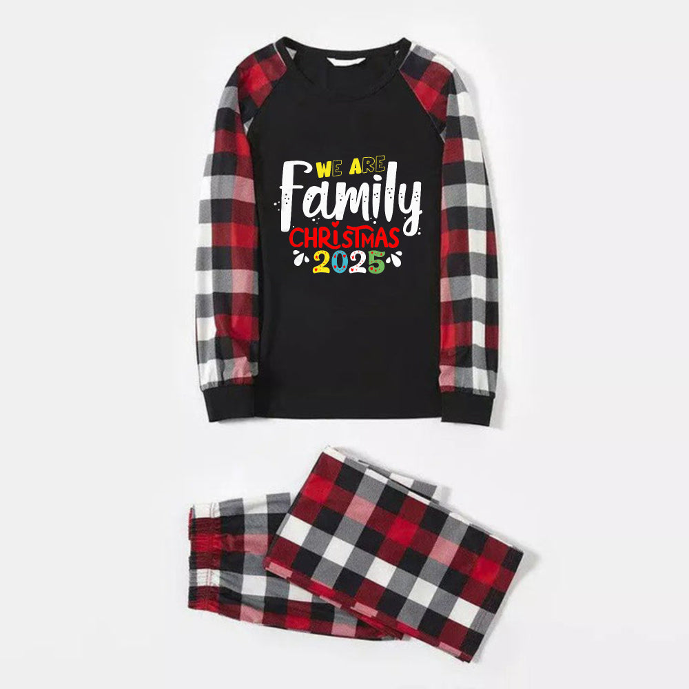 Drune | Weihnachtsfamilien passende Schlafanzüge - Rote und graue Karos PJs Set mit "Wir sind Familie" Weihnachts-Slogan-Druck