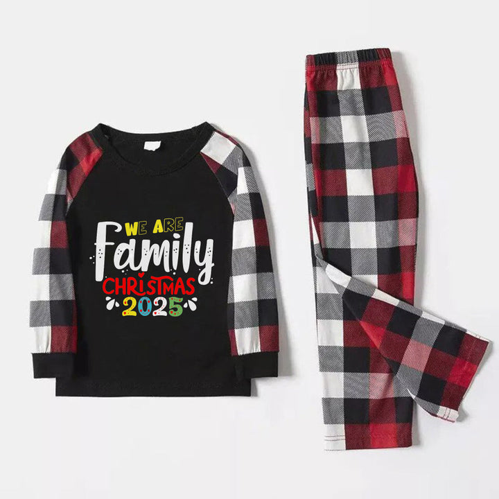 Drune | Weihnachtsfamilien passende Schlafanzüge - Rote und graue Karos PJs Set mit "Wir sind Familie" Weihnachts-Slogan-Druck