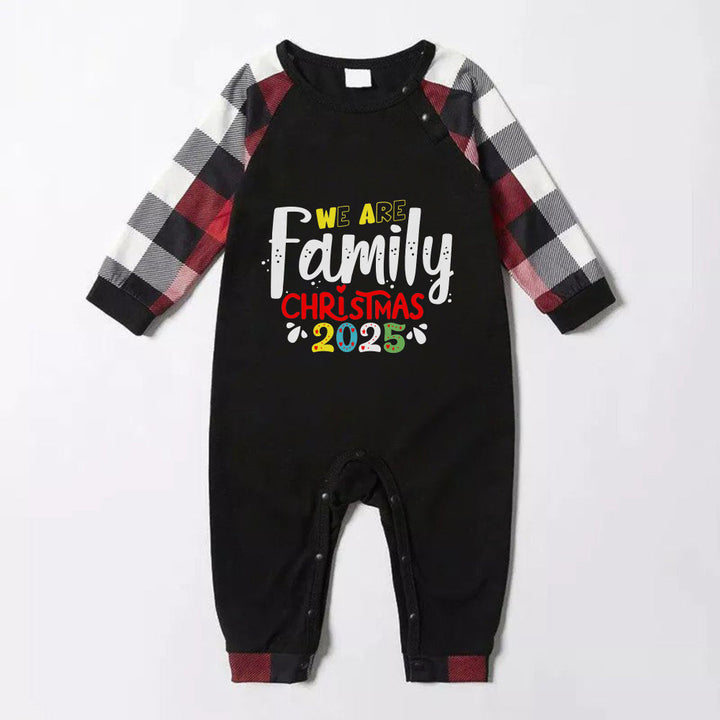 Drune | Weihnachtsfamilien passende Schlafanzüge - Rote und graue Karos PJs Set mit "Wir sind Familie" Weihnachts-Slogan-Druck