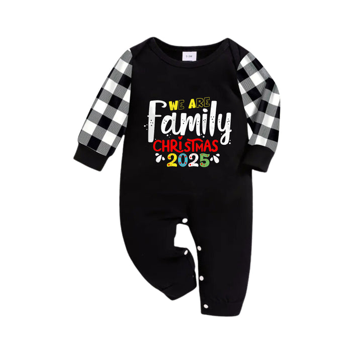 Drune | Schwarz-weißes Karomuster Weihnachts-Pyjama-Set mit "Wir sind Familie Weihnachten 2025" Kunsttextdruck