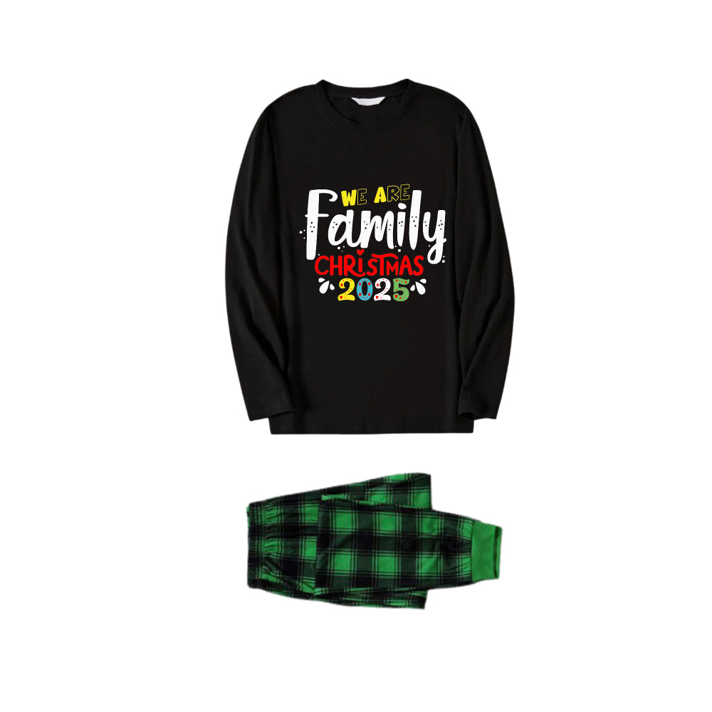 Drune | Weihnachts-Familien-Matching-Pyjamas - Schwarzes Oberteil und grüne karierte Hose Pjs Set mit "We Are Family Christmas 2025" Kunstschrift-Druck