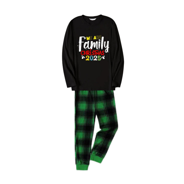 Drune | Weihnachts-Familien-Matching-Pyjamas - Schwarzes Oberteil und grüne karierte Hose Pjs Set mit "We Are Family Christmas 2025" Kunstschrift-Druck