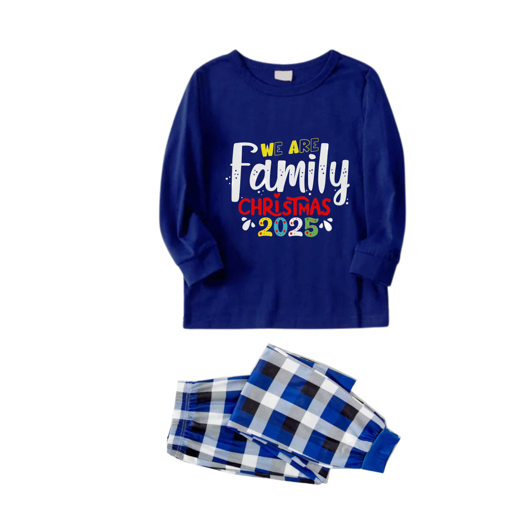 Drune | Weihnachtsfamilien-Pyjamas mit passendem Design - Marine- und Weißkariertes Pj-Set mit "We Are Family Christmas 2025" buntem Textdruck