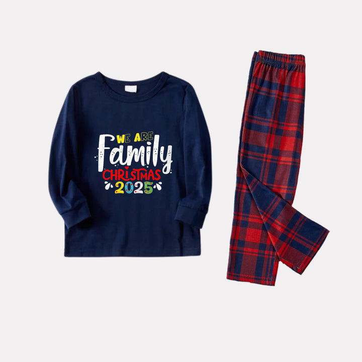Drune | Weihnachtsfamilien-Pyjama-Set in Marineblau und Rotkariert mit dem bunten Slogan "Wir sind Familie Weihnachten 2025"